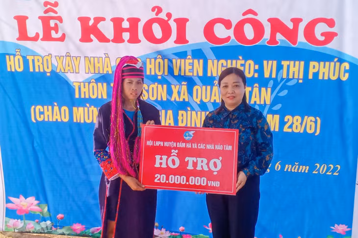 Chủ tịch Hội LHPN huyện Đầm Hà Hoàng Mỹ Linh (bên phải) trao kinh phí hỗ trợ xây nhà ở cho hội viên phụ nữ có hoàn cảnh khó khăn.