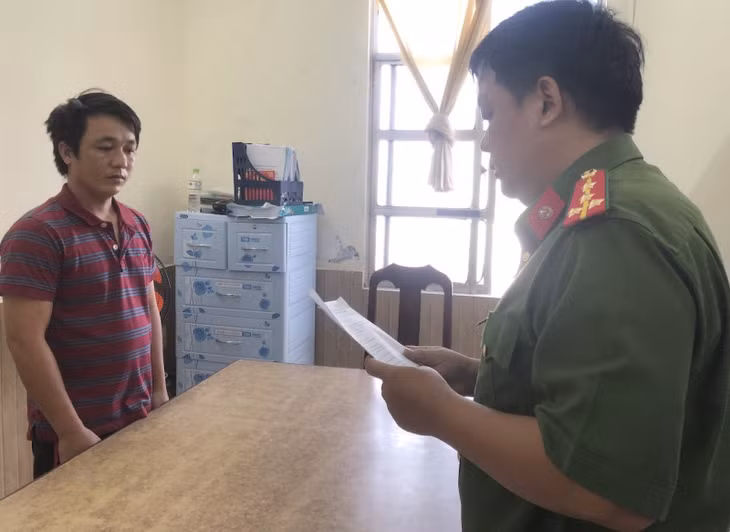 Cán bộ điều tra viên tống đạt quyết định khởi tố bị can.