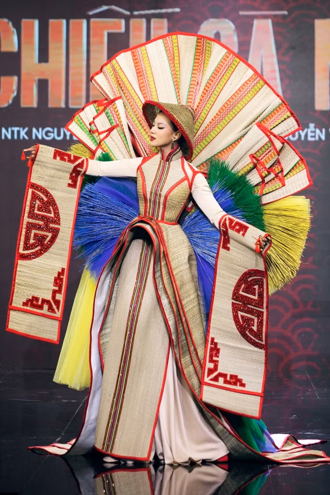 "Chiếu Cà Mau" trên sân khấu đêm thi "Trang phục dân tộc". Ảnh: Miss Universe Vietnam