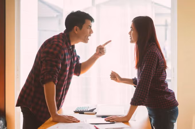 Căng thẳng khiến nhiều người nhạy cảm, dễ nổi cáu hơn. Ảnh: Shutterstock