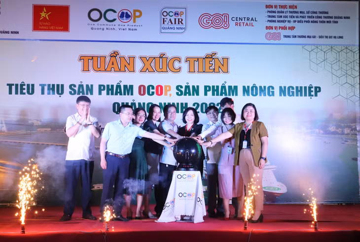Các đại biểu cùng nhấn nút khai mạc Tuần Xúc tiến tiêu thụ sản phẩm OCOP tỉnh Quảng Ninh năm 2022.