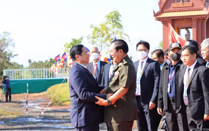 Thủ tướng Phạm Minh Chính đón Thủ tướng Campuchia Hun Sen tại biên giới Việt Nam-Campuchia.
