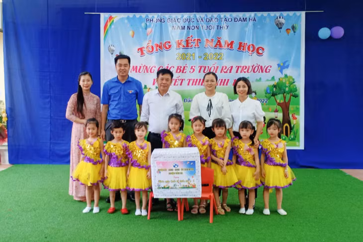 Lãnh đạo huyện Đầm Hà thăm, tặng quà học sinh Trường Mầm non Tuổi thơ (thị trấn Đầm Hà) nhân ngày 1/6.