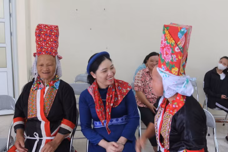 Lãnh đạo huyện Bình Liêu trò chuyện với người dân trong không khí hân hoan, phấn khởi trước giờ bỏ phiếu bầu cử.