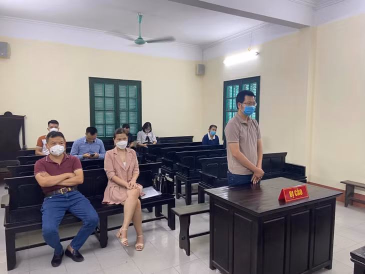 Bị cáo Phạm Quốc Hưng (đứng) tại phiên toà.