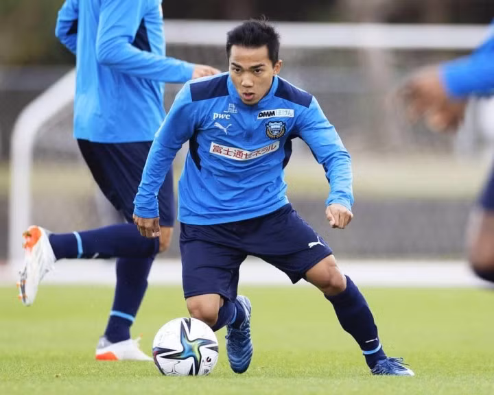 Chanathip gia nhập Kawasaki Frontale năm 2022 với mức phí chuyển nhượng kỷ lục của CLB 3,5 triệu euro. Sau 11 trận, tuyển thủ Thái Lan ghi được 2 bàn.
