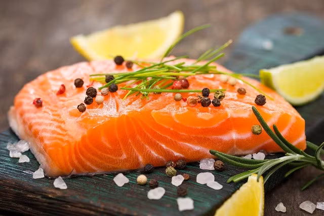 Cá hồi giàu axit béo omega-3 có tác dụng chống viêm.