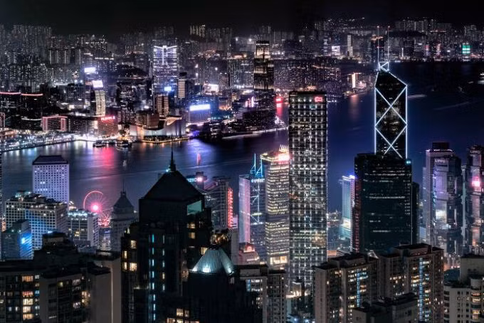 Nơi ngắm Hong Kong về đêm đẹp nhất là đỉnh núi Thái Bình (The Peak). Từ đây, du khách có thể chiêm ngưỡng cảnh sắc toàn đặc khu Hong Kong lung linh, huyền ảo với vô số ánh đèn như 'những ánh sao đêm'.