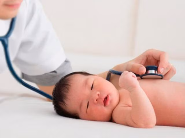 Khi trẻ có dấu hiệu thở khó khăn, co lõm lồng ngực, nôn nhiều... cần cho trẻ nhập viện ngay.