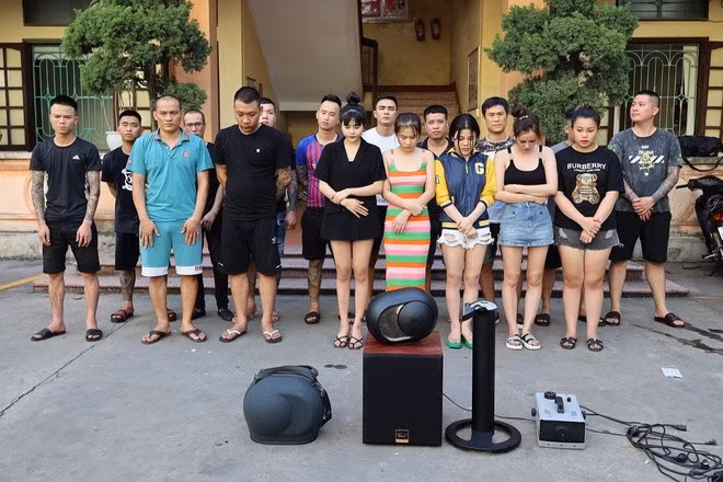 Nhóm người bay lắc tại nhà của Hoàng "Mèo". Ảnh: Công an Hải Dương.