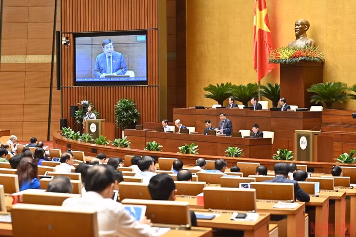 Bộ trưởng Kế hoạch và Đầu tư Nguyễn Chí Dũng phát biểu giải trình tại phiên họp, sáng 2/6. (Ảnh: NGUYÊN KHOA)