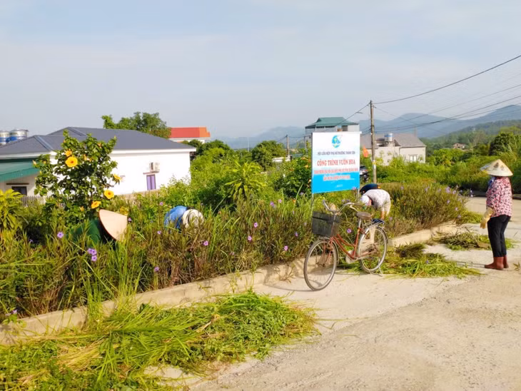 Hội LHPN phường Thanh Sơn (TP Uông Bí) ra quân dọn vệ sinh môi trường, góp phần diệt lăng quăng, muỗi, phòng chống bệnh sốt xuất huyết.