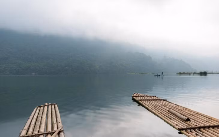 Khung cảnh thơ mộng của hồ Ba Bể là nơi rất hợp lý cho những giờ phút thiền định.