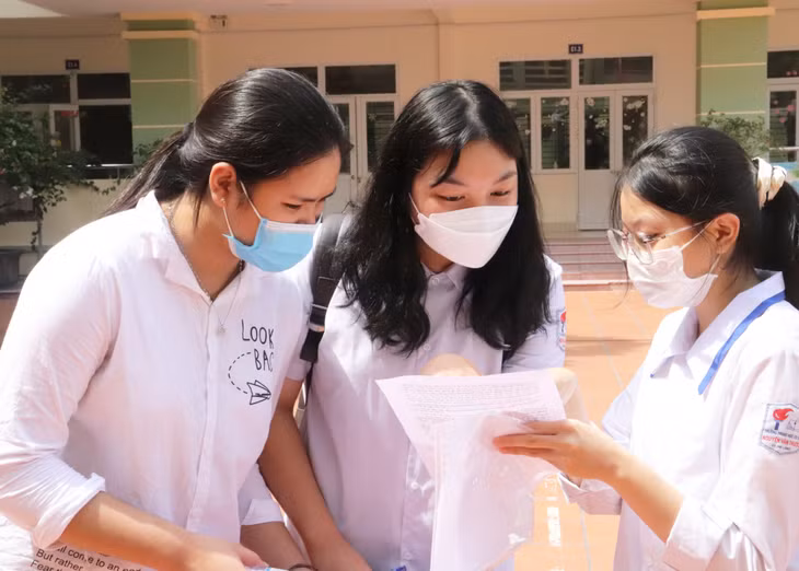 Các thí sinh tranh thủ thời gian trao đổi lại về bài thi sau khi kết thúc môn Ngữ văn.