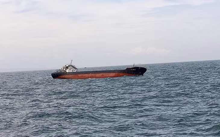 Tàu Nam Thịnh 126 nghiêng có nguy cơ chìm.