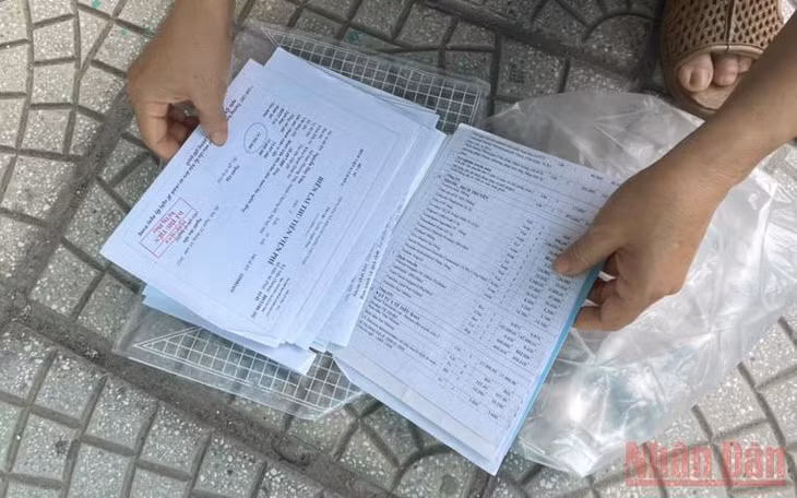 Người bệnh mòn mỏi chờ thuốc bảo hiểm y tế.