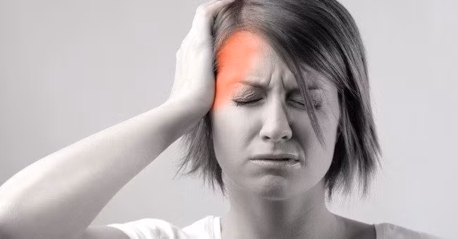 Cơn đau đầu trong thời tiết oi nóng là nỗi ám ảnh của nhiều người. Ảnh: Heathline