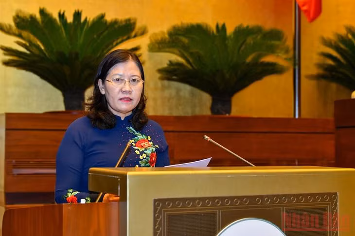 Chủ nhiệm Ủy ban Tư pháp của Quốc hội Lê Thị Nga trình bày Báo cáo thẩm tra dự thảo Nghị quyết. (Ảnh: LINH NGUYÊN)