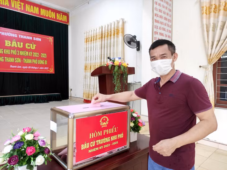 Cử tri phường Thanh Sơn, TP Uông Bí thực hiện quyền làm chủ của mình trong tâm trạng nô nức, phấn khởi.