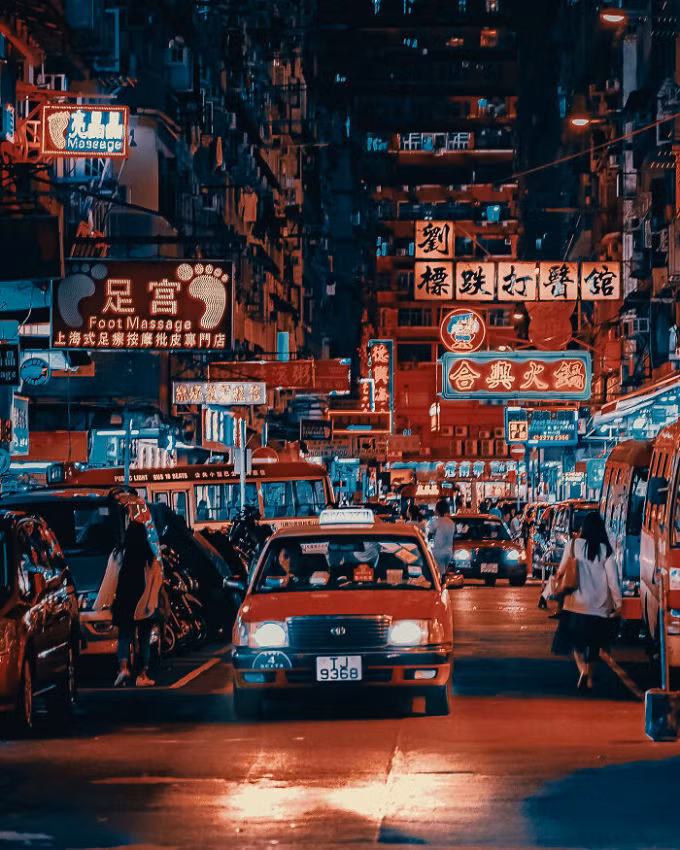 Sắc màu đêm Hong Kong không thể thiếu những chiếc taxi đỏ rực, chạy dưới những con phố 'ken đặc' biển quảng cáo sặc sỡ. Hình ảnh vừa quen, vừa lạ, như bước ra từ những bộ phim truyền hình TVB nổi tiếng .