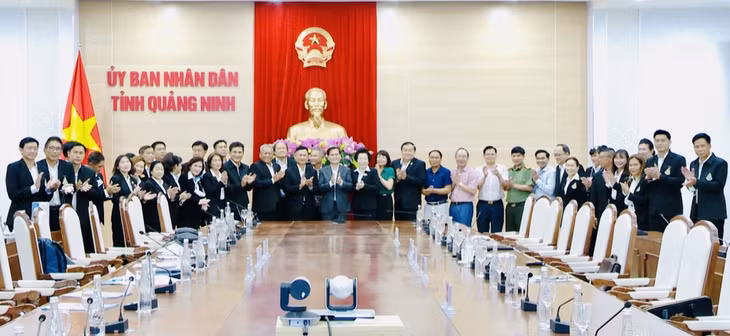 Đoàn công tác chương trình nâng cao năng lực quản trị và lãnh đạo an ninh dành cho cán bộ cấp cao Thái Lan chụp ảnh lưu niệm cùng lãnh đạo tỉnh.