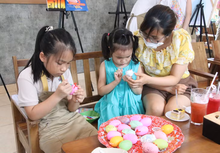 Hoạt động tô màu trên vỏ trứng phù hợp với các bạn nhỏ chưa biết vẽ.