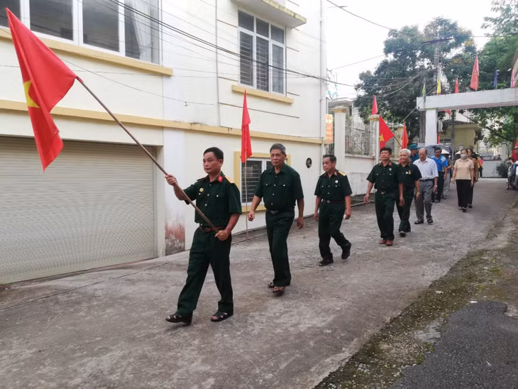 Cử tri khu phố 1, thị trấn Ba Chẽ nô nức đi dự ngày hội toàn dân bầu cử trưởng thôn, khu. Ảnh: Ngọc Lợi (CTV).