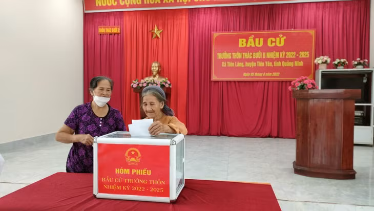 Bà Hà Thị Lã, 85 tuổi - cử tri cao tuổi nhất thôn Thác Bưởi 2, xã Tiên Lãng, huyện Tiên Yên, bỏ lá phiếu bầu trưởng thôn của mình.