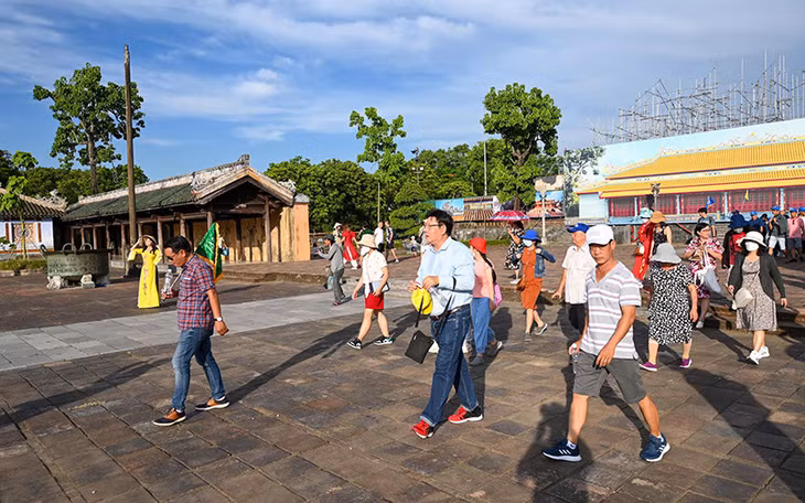 Khách du lịch tham quan Đại Nội trong dịp Festival Huế 2022. (Ảnh: MINH HÀ)