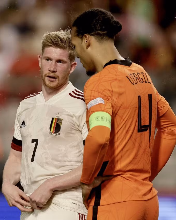 Van Dijk an ủi De Bruyne sau trận đấu. Ảnh: KNVB