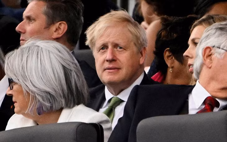Thủ tướng Johnson dự tiệc mừng Đại lễ Bạch kim của Nữ hoàng Elizabeth II tại Cung điện Buckingham, ngày 4/6. (Ảnh: Reuters)