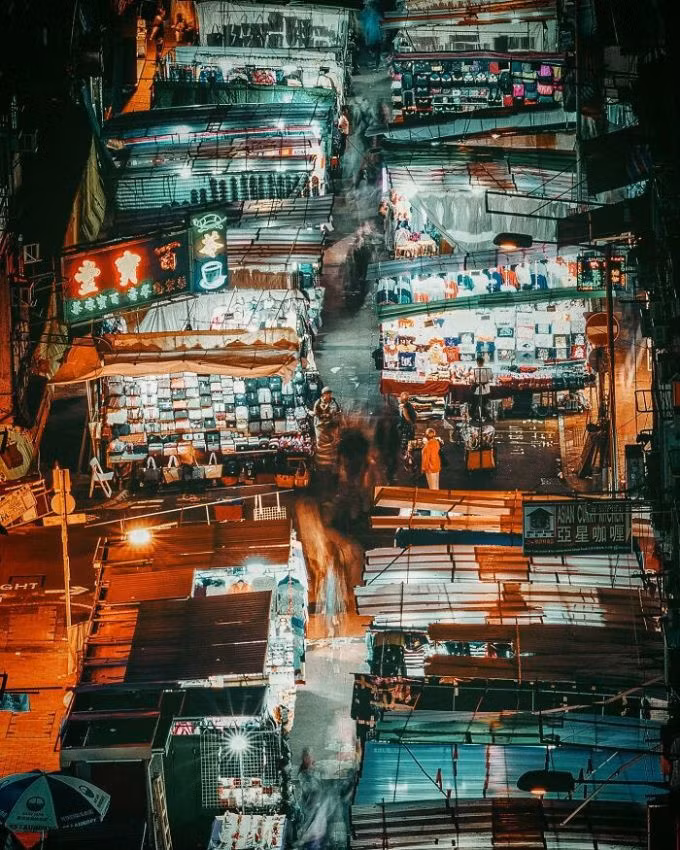 Nếu như cuộc sống ở đảo Hong Kong hiện đại, xa hoa với những tòa nhà chọc trời thì bán đảo Cửu Long lại giữ được những nét xưa cũ của lối sống người Hoa bên Đại lục.