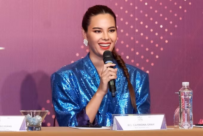 Catriona Gray đáp chuyến bay tới TP HCM sáng 23/6, nhanh chóng tham gia các hoạt động cùng ban tổ chức Hoa hậu Hoàn vũ Việt Nam 2022. Ảnh: Miss Universe Vietnam