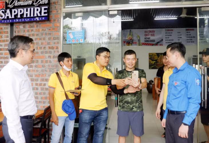 ĐVTN TP Hạ Long hỗ trợ triển khai điểm thanh toán số cho chủ nhà hàng tại một số phường trên địa bàn.
