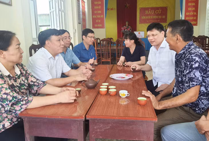 Lãnh đạo TP Uông Bí trao đổi với Tổ công tác bầu cử trưởng khu Dốc Đỏ 2, phường Phương Đông về quy trình bầu cử.