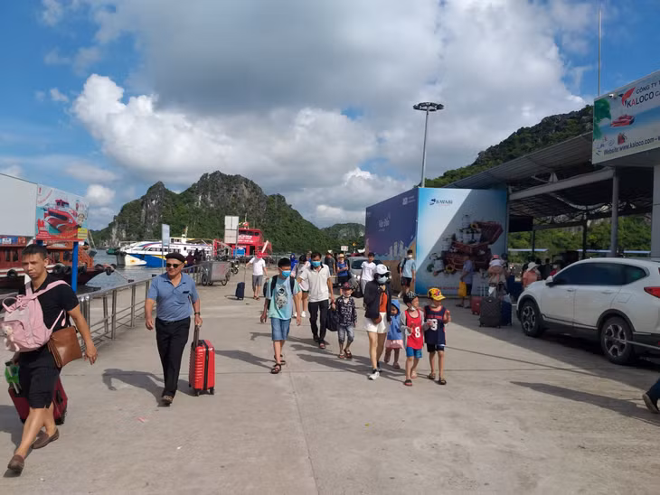 Khách du lịch đến Cảng Cái Rồng (huyện Vân Đồn) để đi tham quan các đảo.