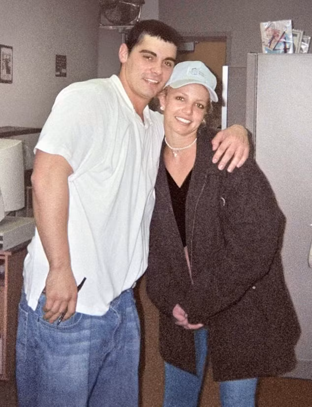Jason Alexander (trái) và Britney Spears thời còn hẹn hò. Ảnh: Eonline