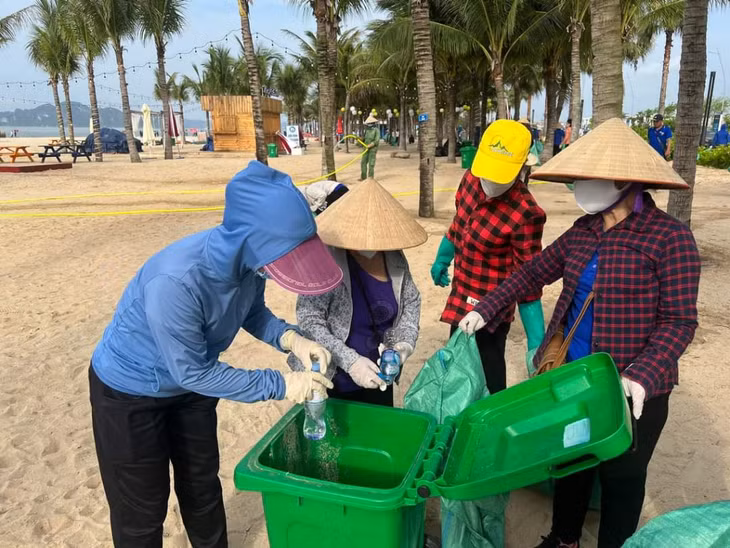 Hội viên phụ nữ trên địa TP Hạ Long tham gia dọn dẹp rác thải hưởng ứng Ngày Môi trường thế giới 5/6.