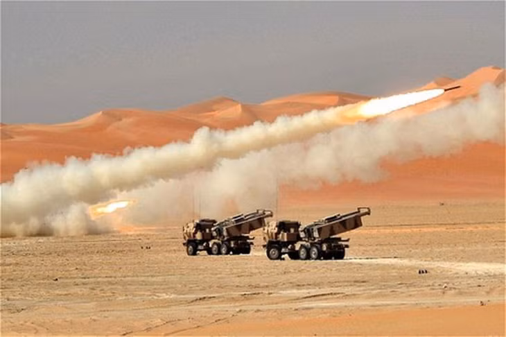 Tổ hợp pháo phản lực dẫn đường chính xác M142 HIMARS của Mỹ.