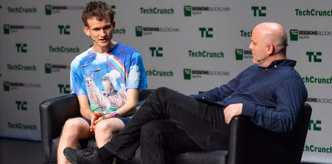 Vitalik Buterin (trái) trong một sự kiện tại California năm 2018. Ảnh: Tech Crunch