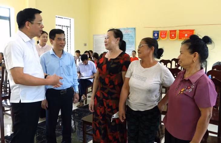 Đồng chí Nguyễn Văn Hồi trao đổi với cử tri thôn Khe Lọng Ngoài, xã Thanh Sơn, huyện Ba Chẽ trước giờ bầu cử trưởng thôn, bản khu phố.