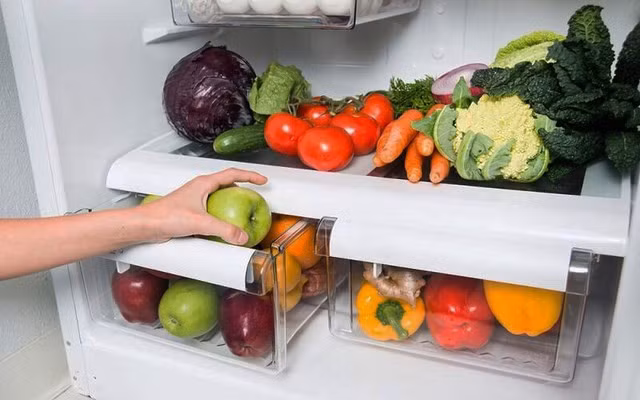 Nên đặt rau củ vào ngăn riêng dảnh cho rau củ để hạn chế hơi lạnh.