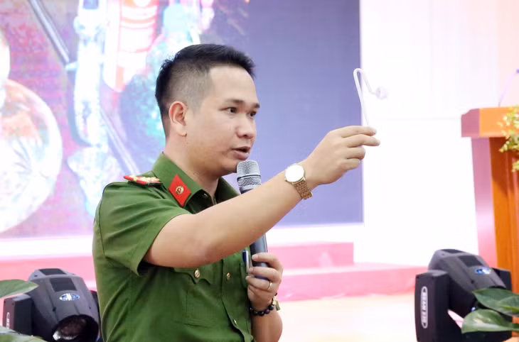 Báo cáo viên Phòng Cảnh sát điều tra tội phạm về ma túy (Công an tỉnh) giới thiệu các dụng cụ sử dụng ma túy.