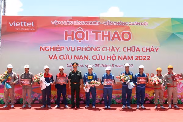 Lãnh đạo Tập đoàn trao giải cho các đội có thành tích tại hội thao.
