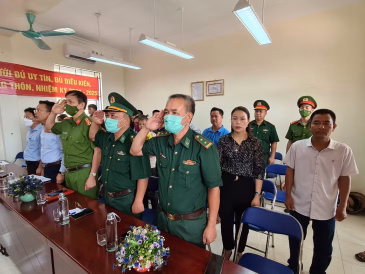 Cử tri thôn Đảo Trần, xã Thanh Lân, nghiêm trang cử hành nghi lễ chào cờ trước giờ bầu cử.
