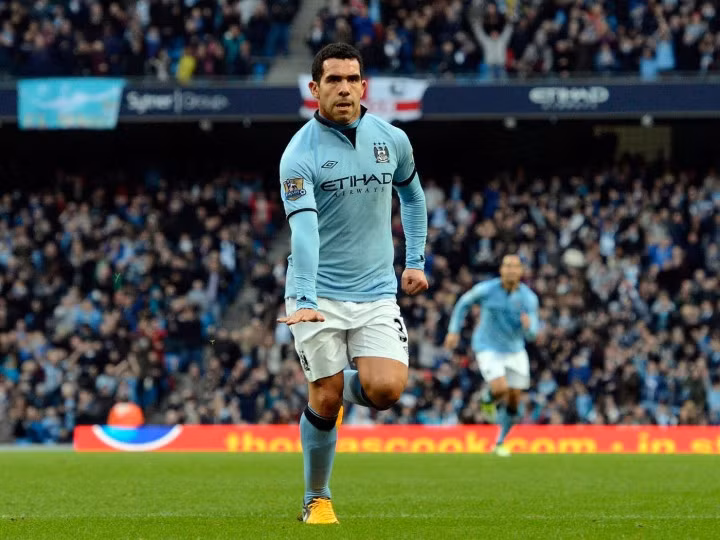 Carlos Tevez trong màu áo Manchester City (Ảnh: Football Insider)
