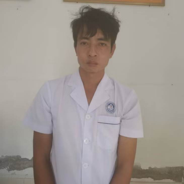 Bị can Trần Ngọc Văn mặc áo bác sĩ, giả danh để trộm cắp tài sản trong bệnh viện.