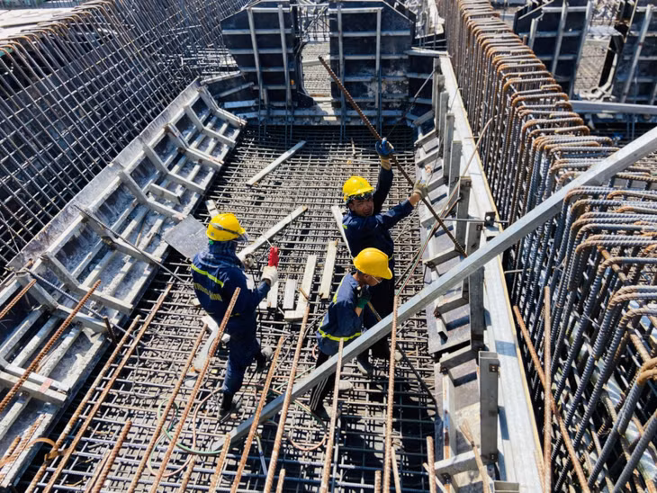 Các nhà thầu đang tập trung thi công, hoàn thiện kết cấu mặt cầu.