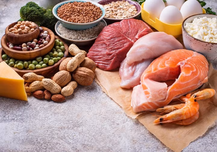 Thói quen ăn quá nhiều thịt cá có thể làm tăng nguy cơ tắc nghẽn mạch máu. (Ảnh minh họa)