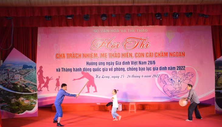Phần thi tiểu phẩm của đội thi huyện Vân Đồn.